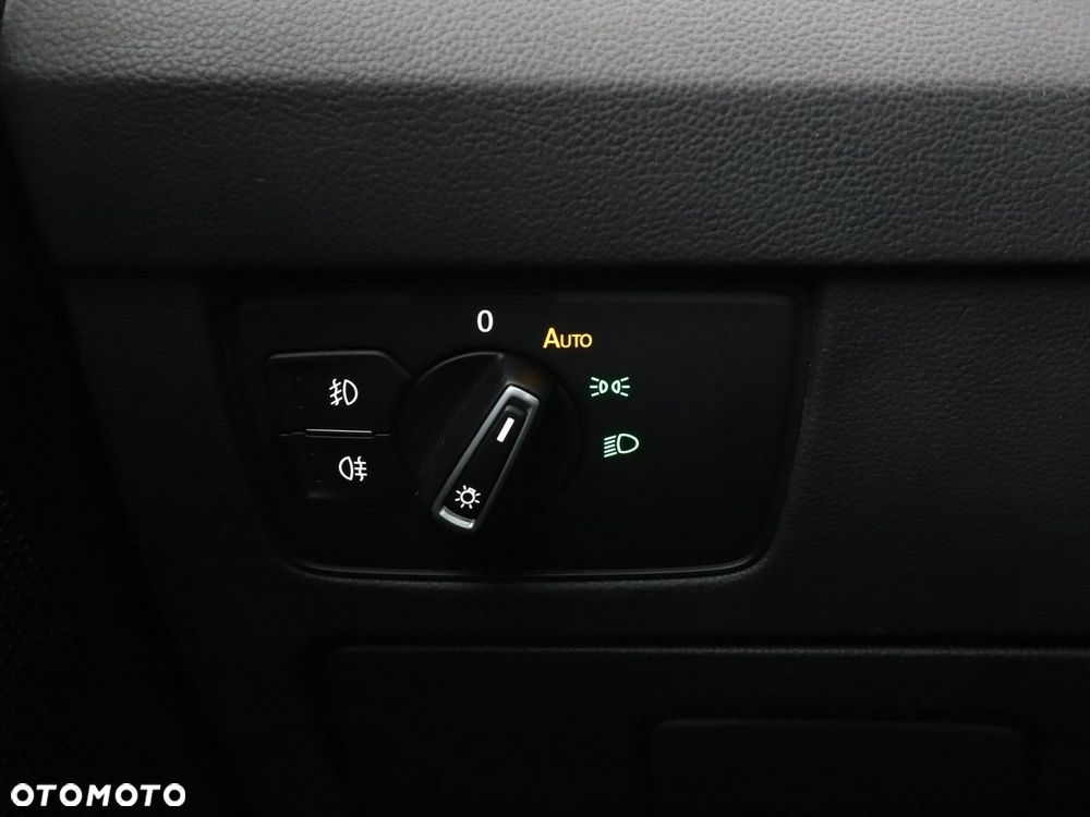 Volkswagen Passat Variant 2.0 TDI SCR DSG (BlueM Tech) Comfortline - 34