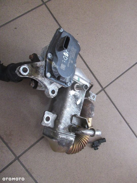 VIVARO III 1.6 CHŁODNICZKA ZAWÓR EGR 147102408R - 1