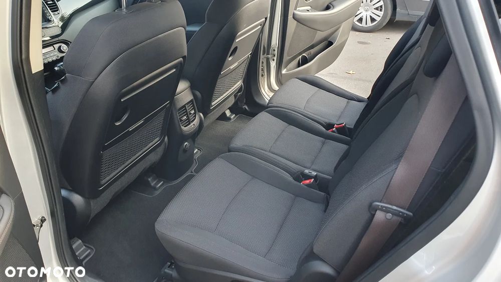 Kia Carens - 21