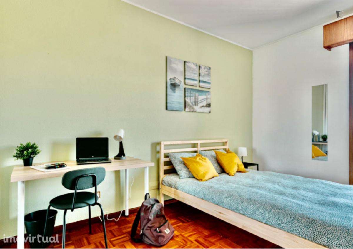 Quarto - localizado em Paranhos Porto - Grande imagem: 2/18