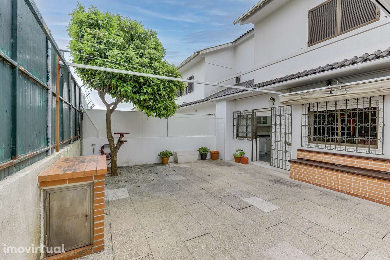Moradia Geminada T4 em Carnaxide no concelho de Oeiras - Grande imagem: 4/41