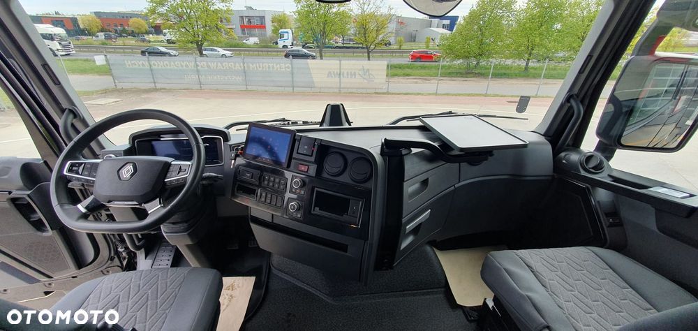 Renault T HIGH 4X2 13L E6 High Sleeper cab + ADR - 17