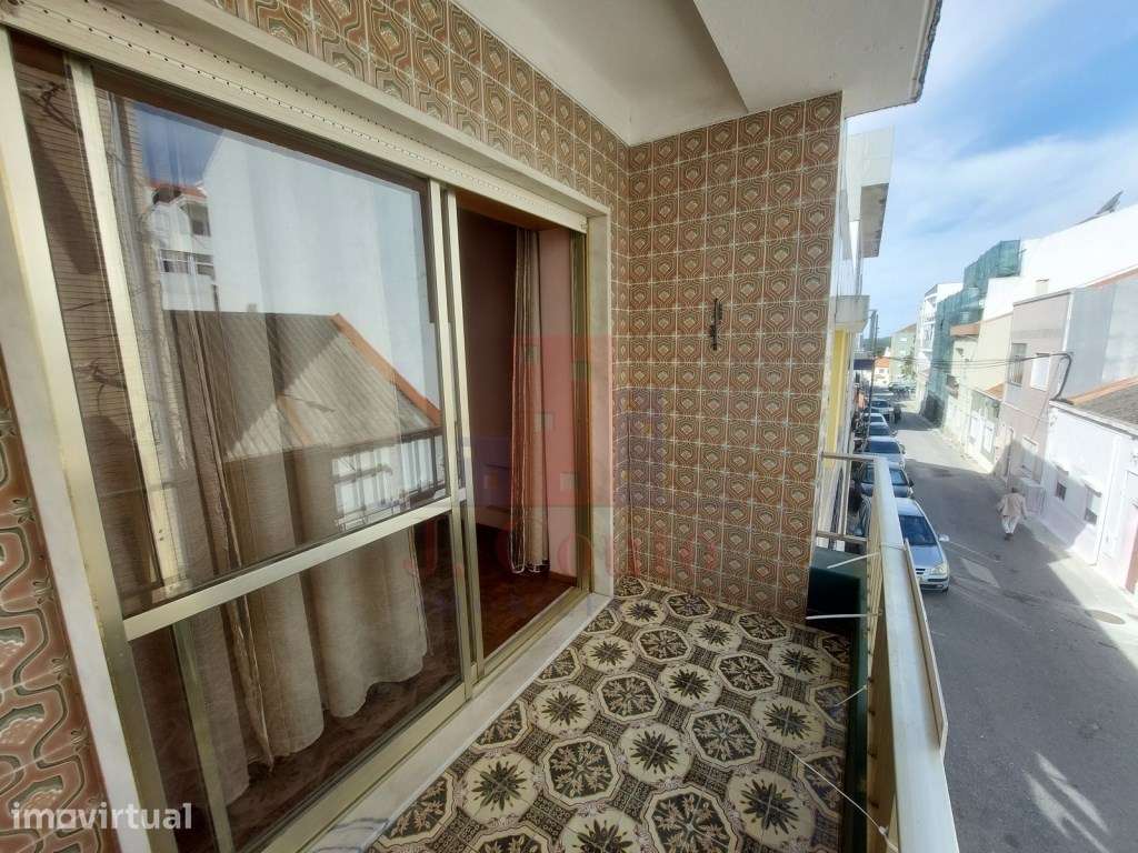 Prédio com Apartamento T2 e espaço comercial - Grande imagem: 4/30