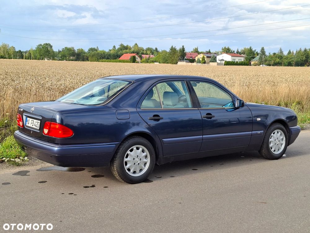 Mercedes-Benz Klasa E 240 Classic - 24
