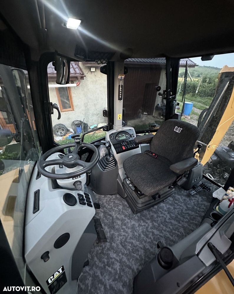Caterpillar 428 F2 - 8
