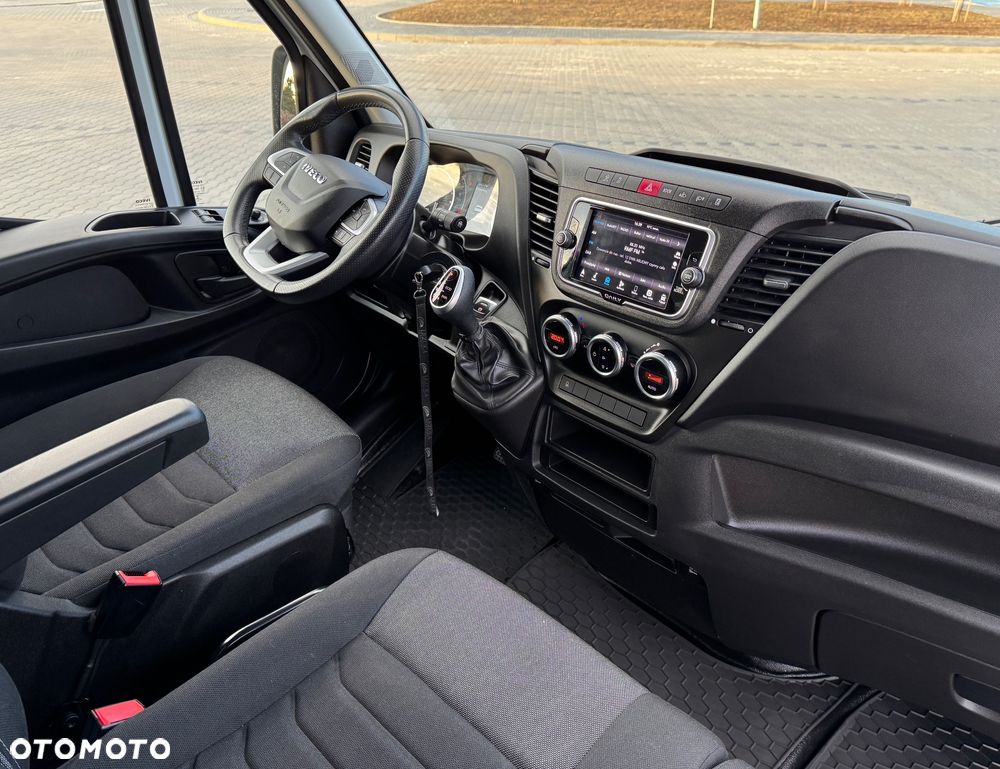 Iveco Daily 2022r‼️35S18‼️ 3.0 HI-MATIC Kontener 9 Palet Niski przebieg ‼️TEMPOMAT Aktywny Full LED Salon Polska Poduszki Pneumatyczne 4.50x2.20x2.20 z tyłu drzwi NAVI 3.5T Bogata Wersja Lekka zabudowa - 34