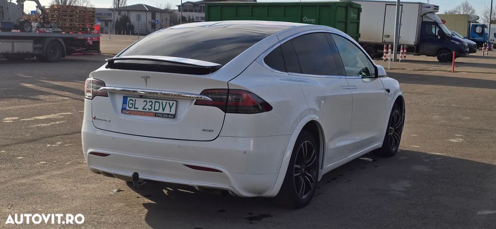 Tesla Model X - 5