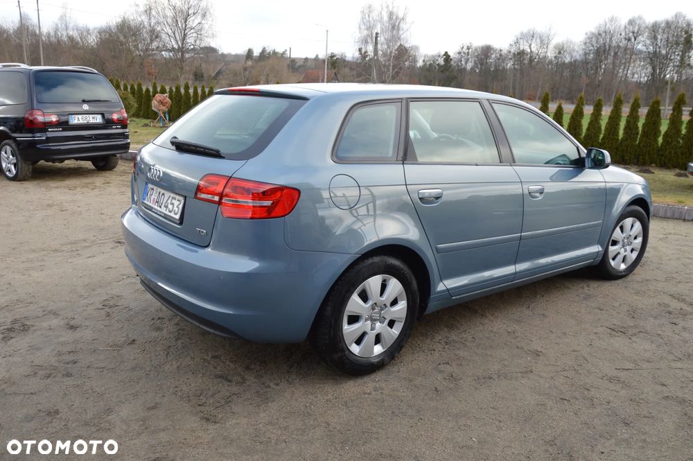 Audi A3 Sportback 1.6 TDI S line Sportpaket - 2
