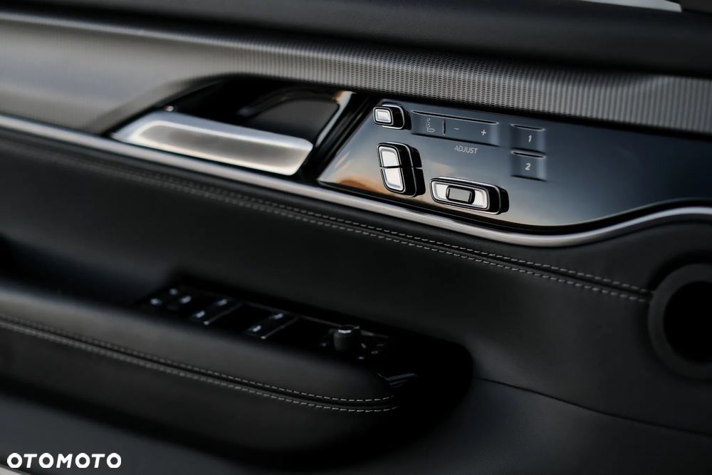 Jeep Grand Wagoneer - 20