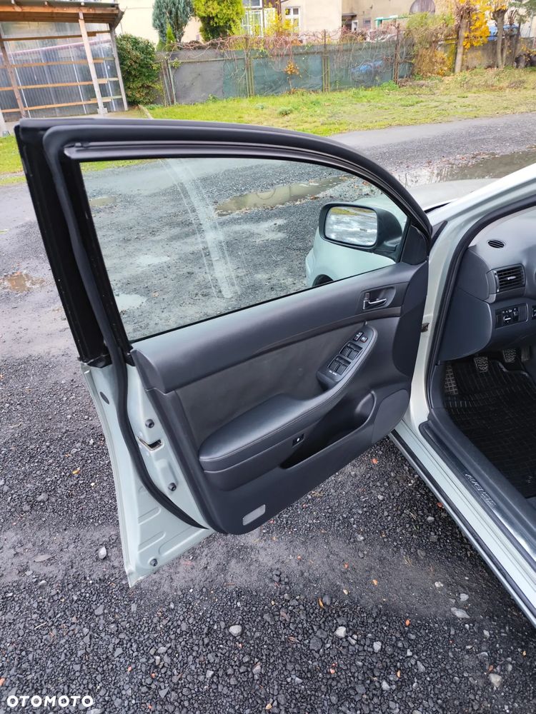 Toyota Avensis 1.8 VVT-i Combi - 12