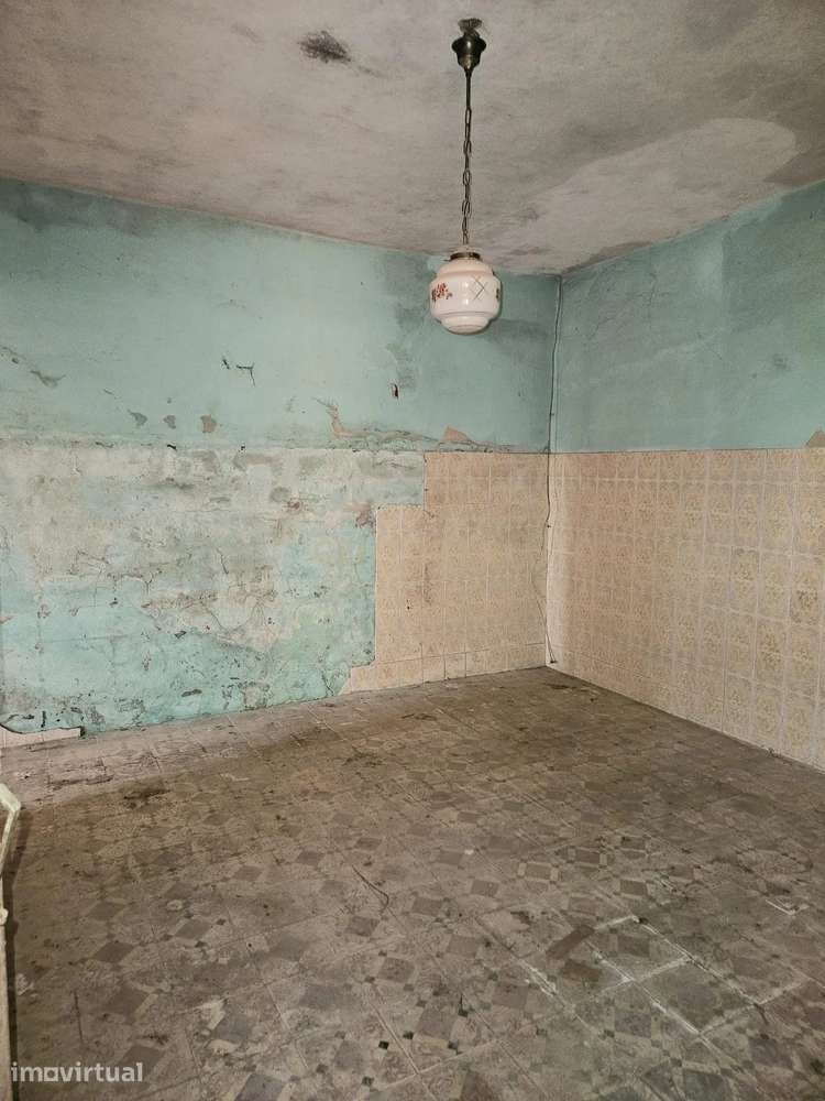 Moradia T2 Térrea para Reconstrução + Terreno de 712 m² em Bustos | Id - Grande imagem: 5/13