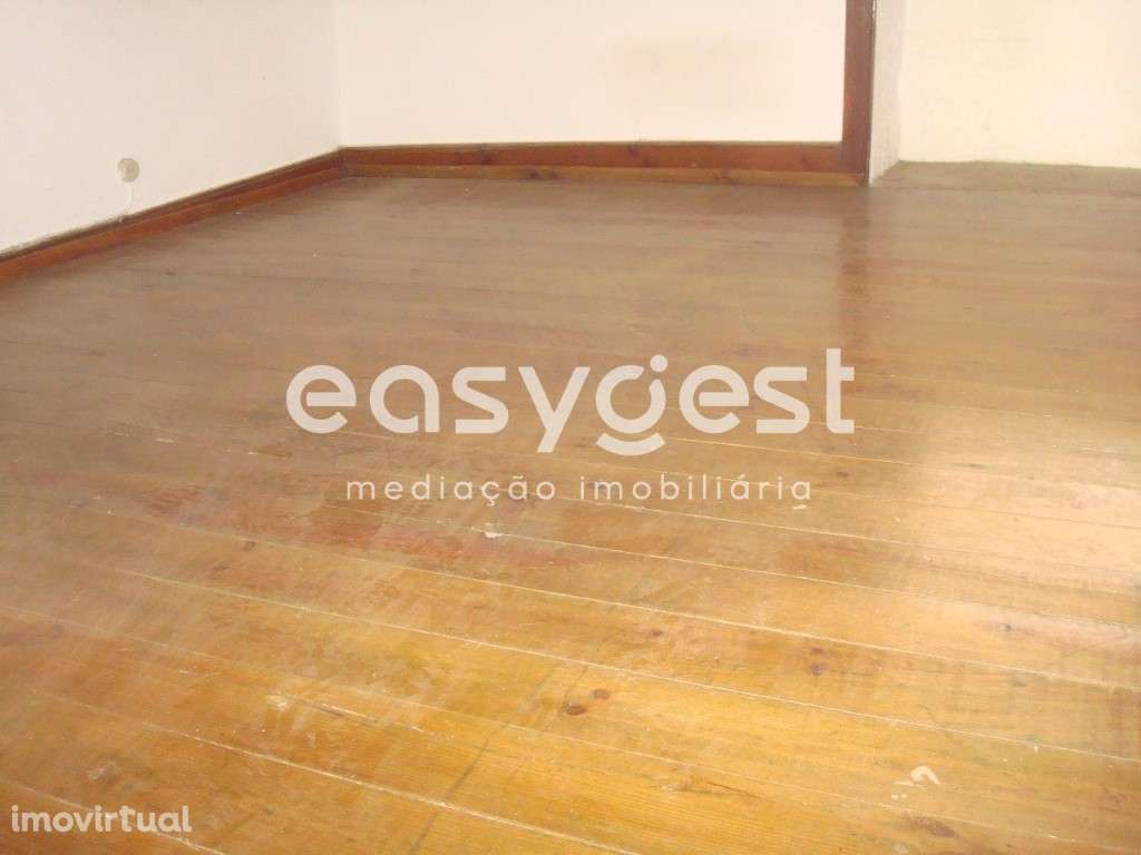 Moradia T3 tradicional em granito e madeira em Almendra - Grande imagem: 4/8