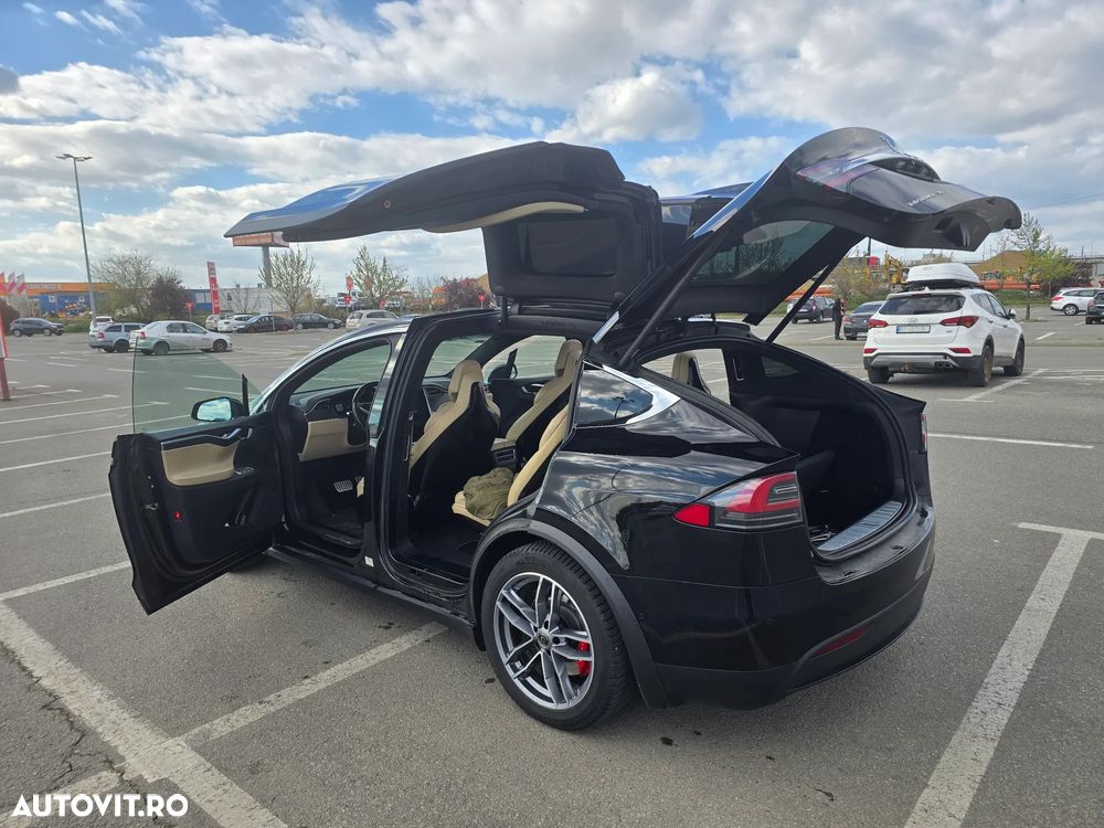 Tesla Model X - 3
