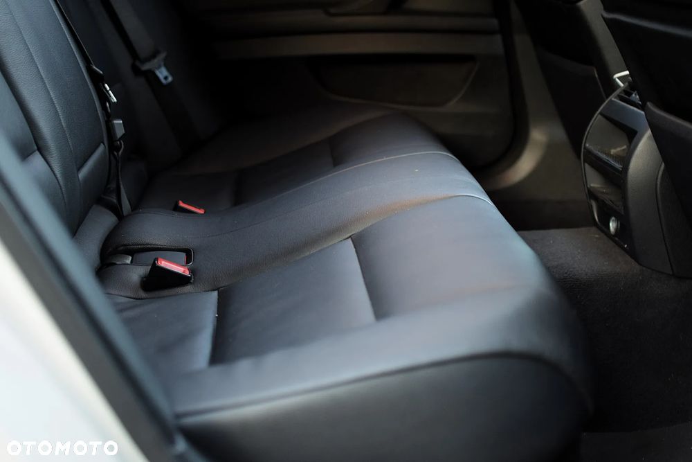 BMW Seria 5 528i xDrive Sport-Aut - 31