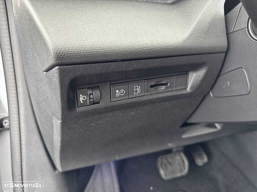 Peugeot 408 1.6 Hybrid Allure e-EAT8 - 22