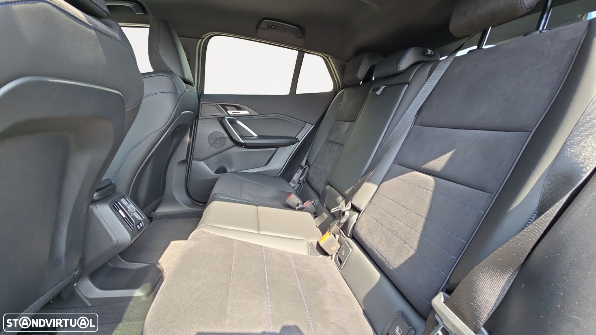 BMW iX2 eDrive20 Pack Desportivo M - 14