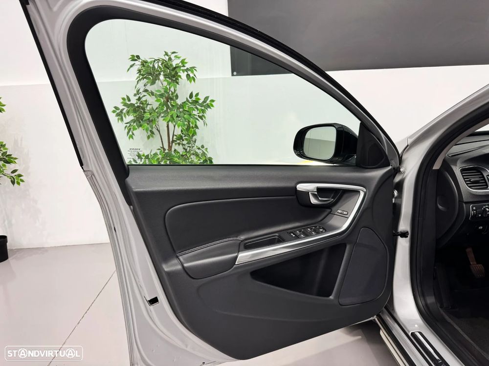 Volvo V60 Cross Country 2.0 D3 Summum - 14