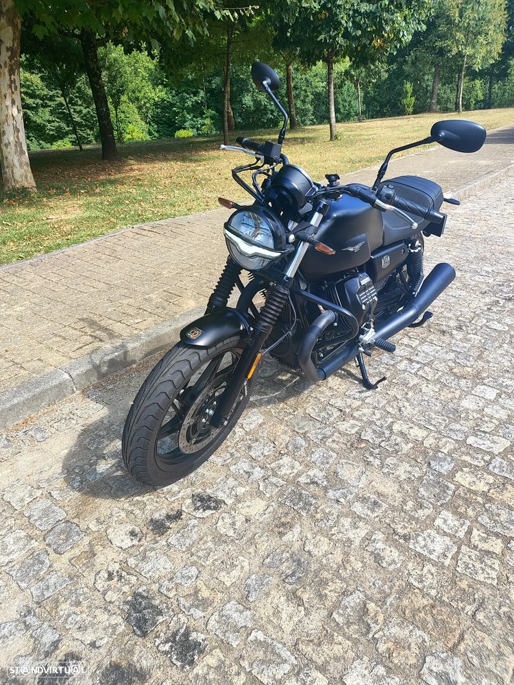 Moto Guzzi V7 Stone - 2