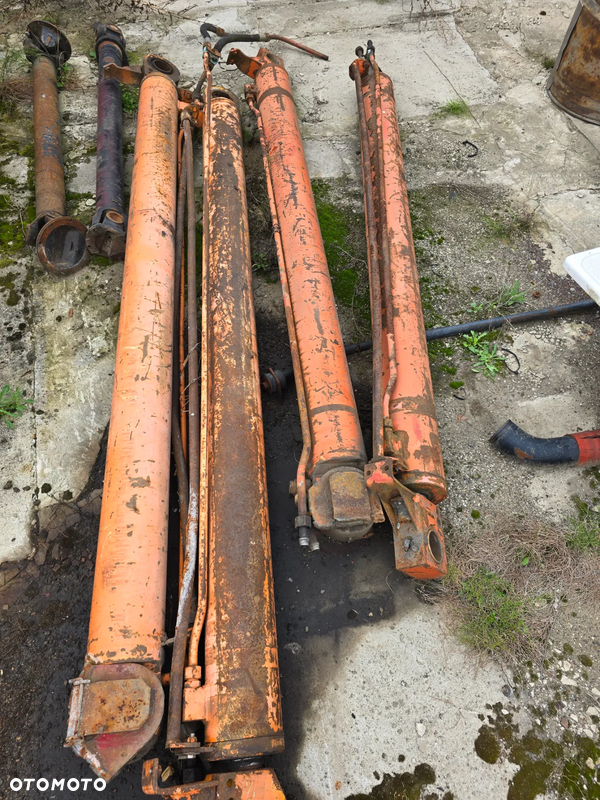 Siłownik hydrauliczny do urządzenia bramowego