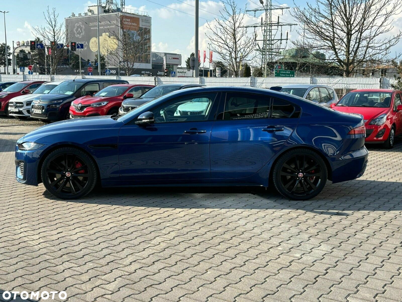 Jaguar XE 2.0 P250 R-Dynamic Black - 2