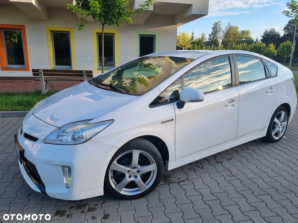 Toyota Prius (Hybrid) Life - 23