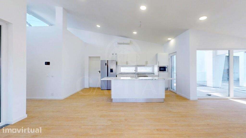 Moradia T3 com piscina, na Sobreda - Grande imagem: 2/36
