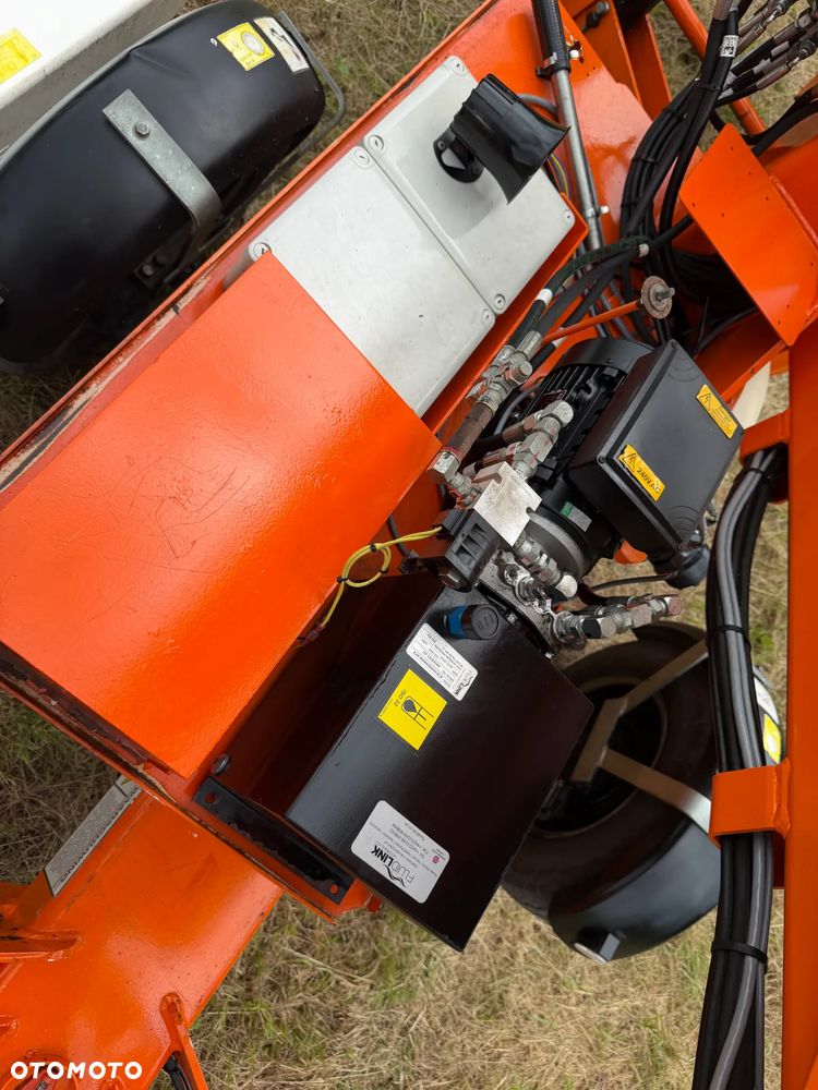 Nifty 120TAC Zwyżka koszowa 12 metrów Podnośnik HDS. jak nówka z salonu. 2016 rok. PRĄD 230v. 4 sekcje sterowania na dole. Nowy model! Z komuny Norweskiej. Używana była 1 raz do roku. Serwisowana w DEKRA do końca OKAZJA. Zwyżka Obrotowa. Poziomowanie kosza. Pełna Hydraulika. Sterowanie góra dół! Wysuwane ramie. Wieniec tryby zero zużycia! Ani deka luzów i wycieków.  Mała lekk i zwinna zwyżka o potężnym zasięgu. OKAZJA TANIO - 25
