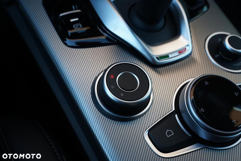 Alfa Romeo Stelvio 2.0 Turbo Veloce Q4 - 19