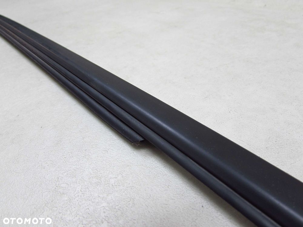 LYNK&CO 01 LISTWA USZCZELKA ZGARNIAJACA PARAPET DRZWI TYL LEWA - 10
