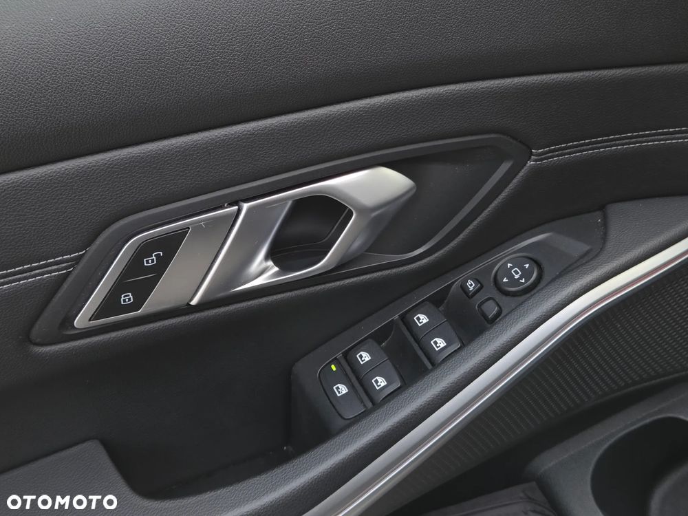 BMW Seria 3 320d Luxury Line sport - 29