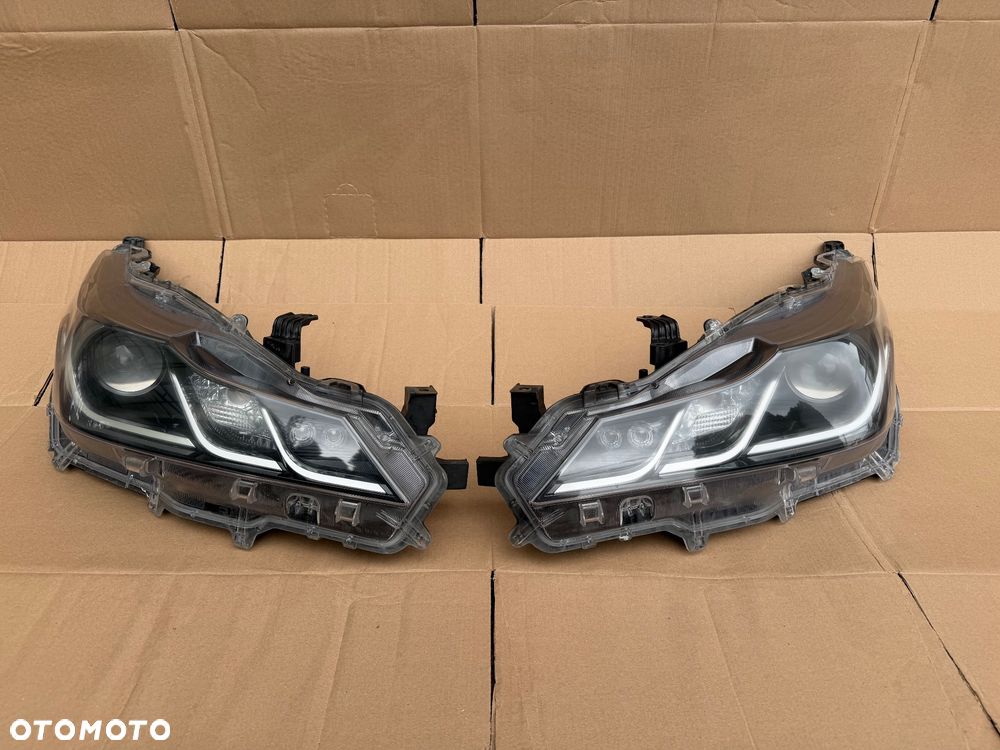 TOYOTA COROLLA E21 18- LAMPA LEWA  PRZEDNIA PRZÓD LED SEDAN 81110-02T30 , 81150-02T30