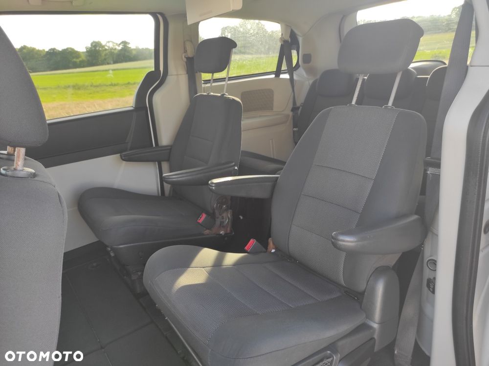 Dodge Grand Caravan - 8