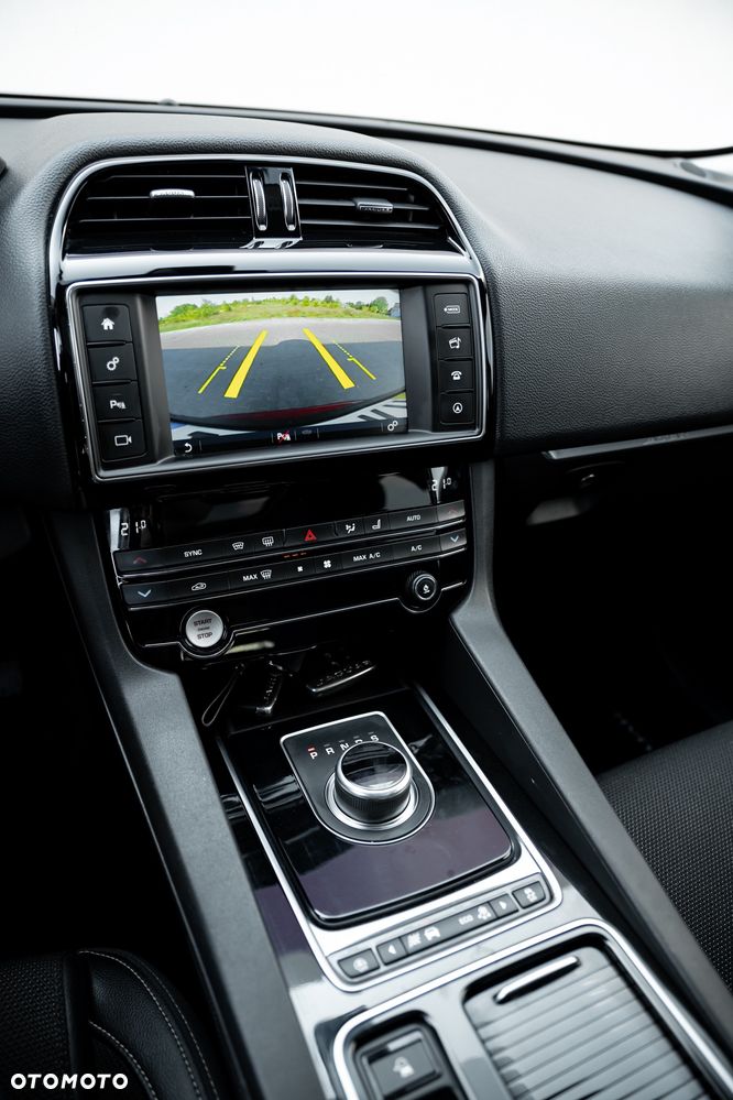 Jaguar F-Pace 20d AWD R-Sport - 37