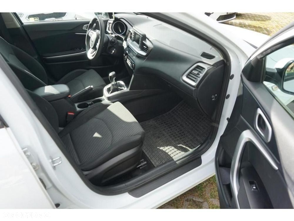 Kia Ceed - 33