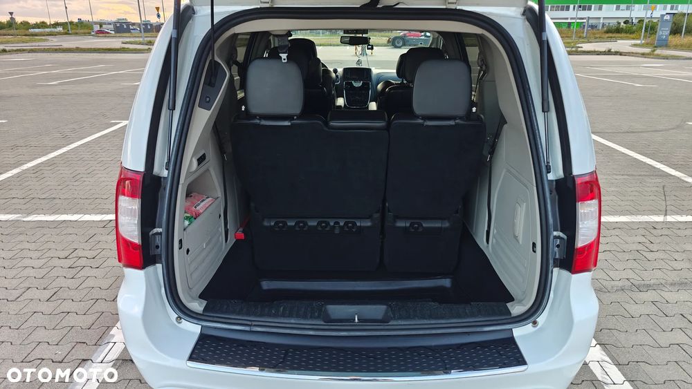 Chrysler Town & Country - 11