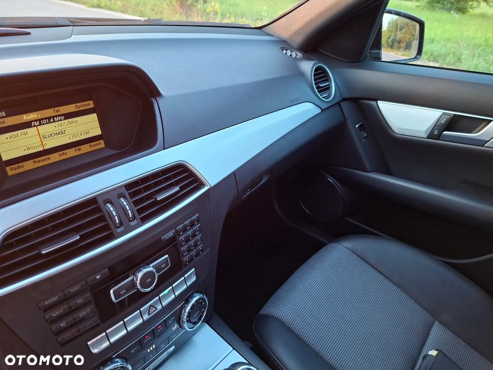 Mercedes-Benz Klasa C 200 CGI BlueEff Avantgarde - 33
