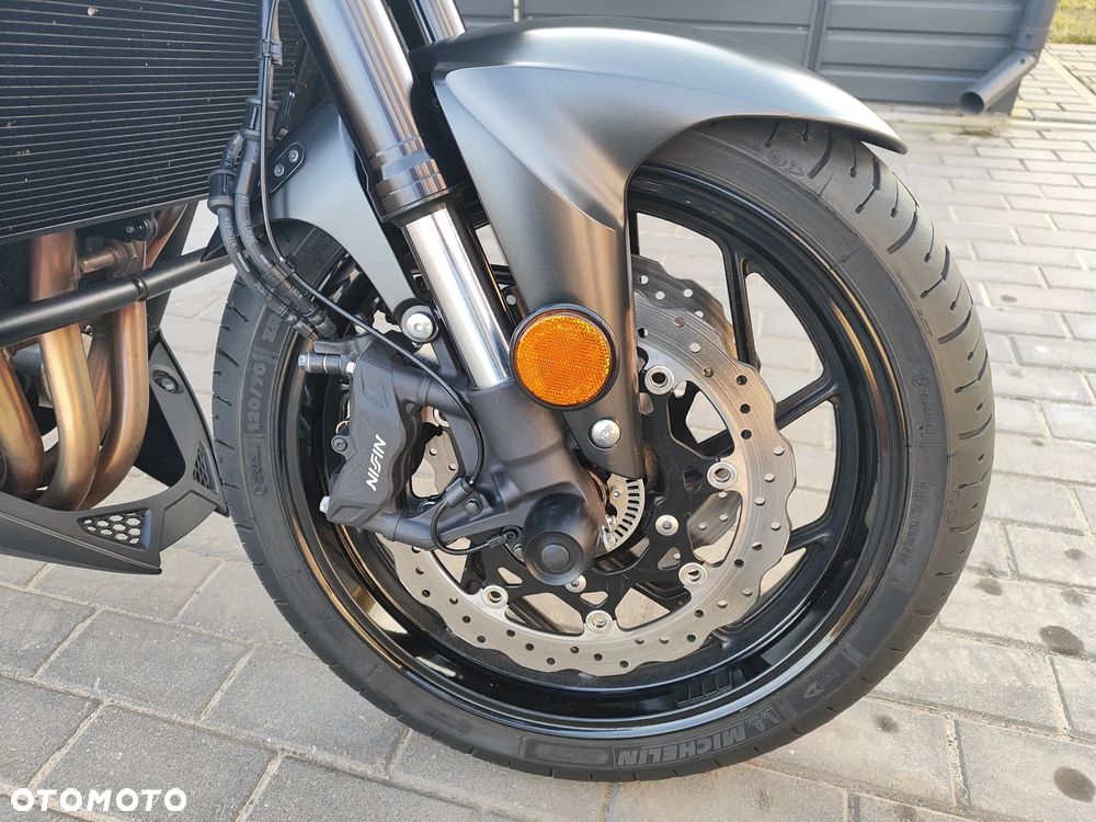 Suzuki GSX - 23