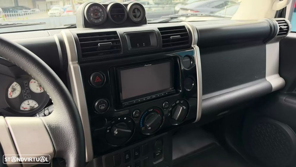 Toyota FJ Cruiser - 10