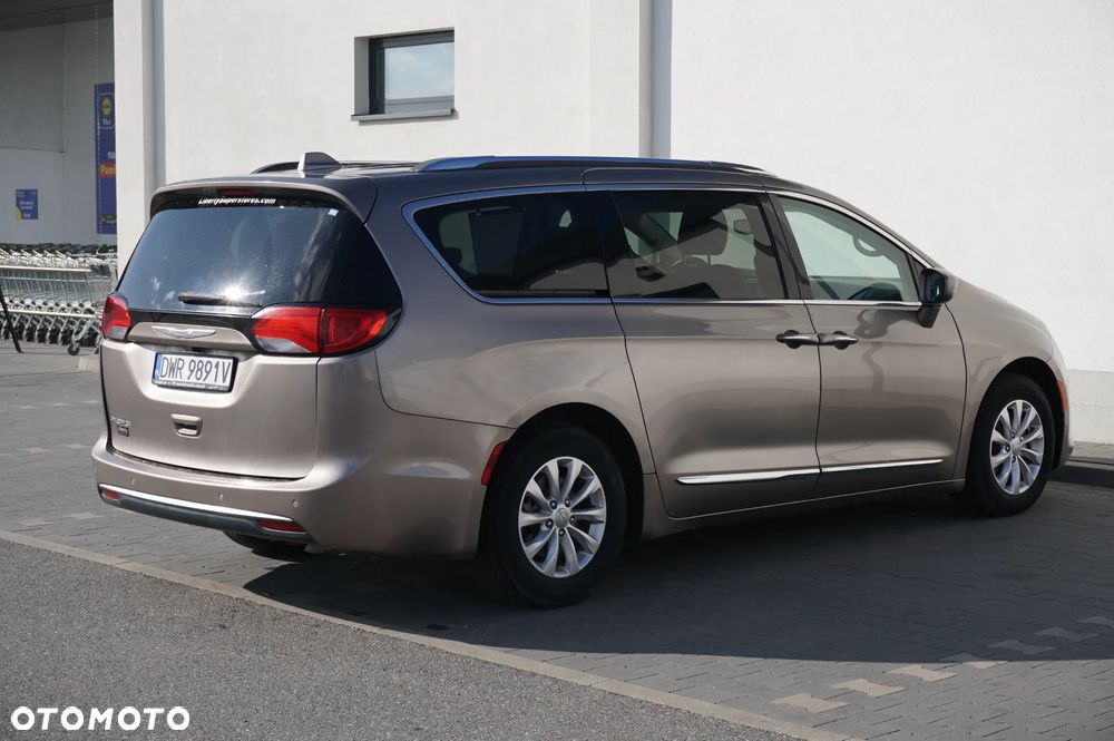 Chrysler Pacifica - 8