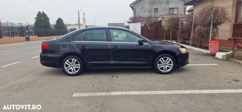 Volkswagen Jetta 1.6 TDI Blue Motion Technology Trendline - 4