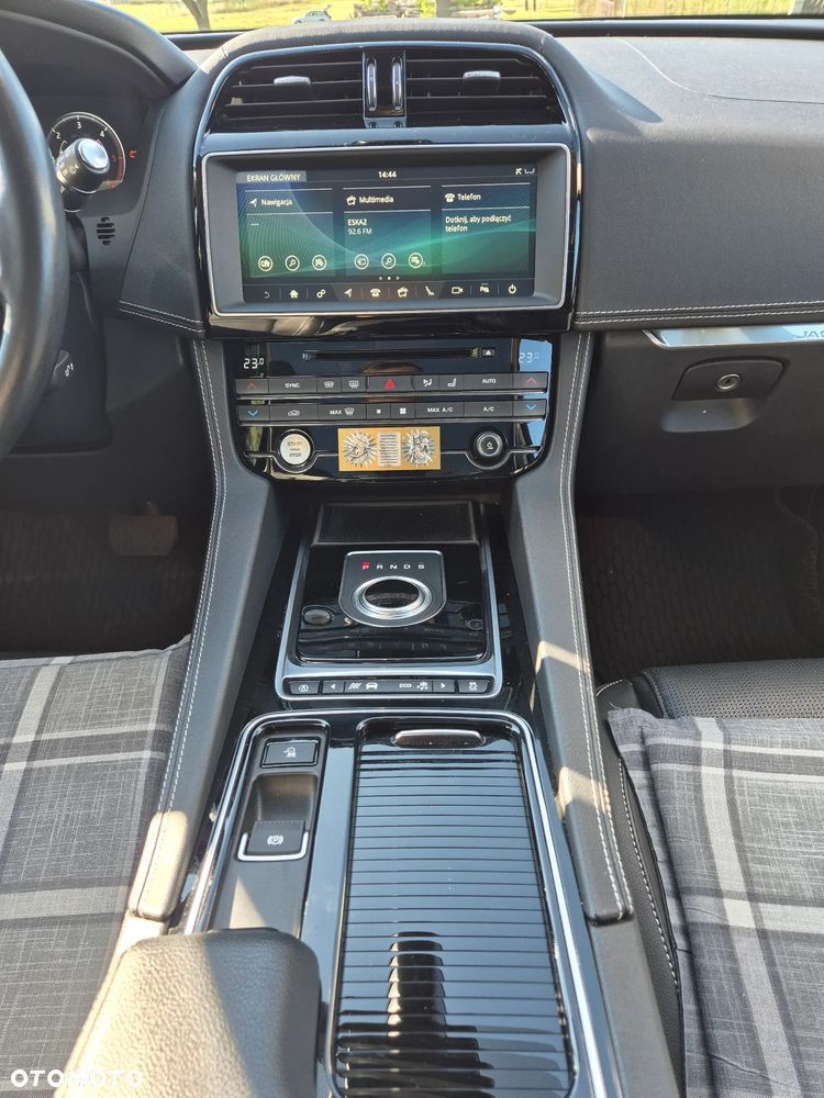 Jaguar F-Pace 2.0 i4D AWD R-Sport - 13