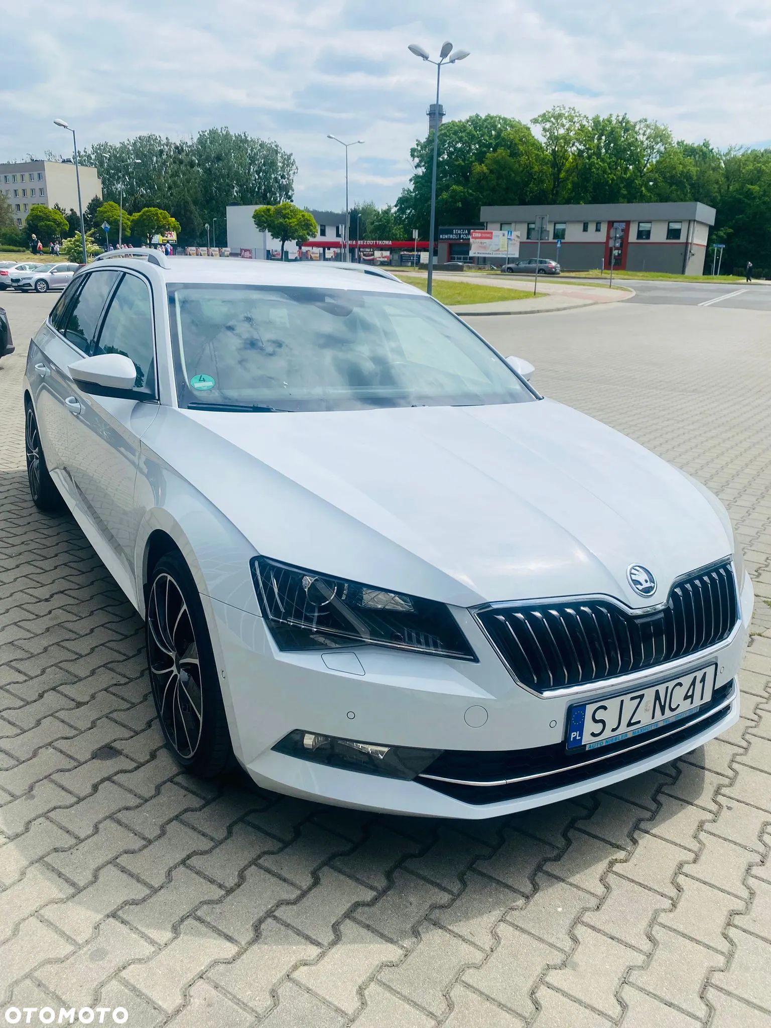 Skoda Superb Combi 2.0 TDI DSG Ambition - 1