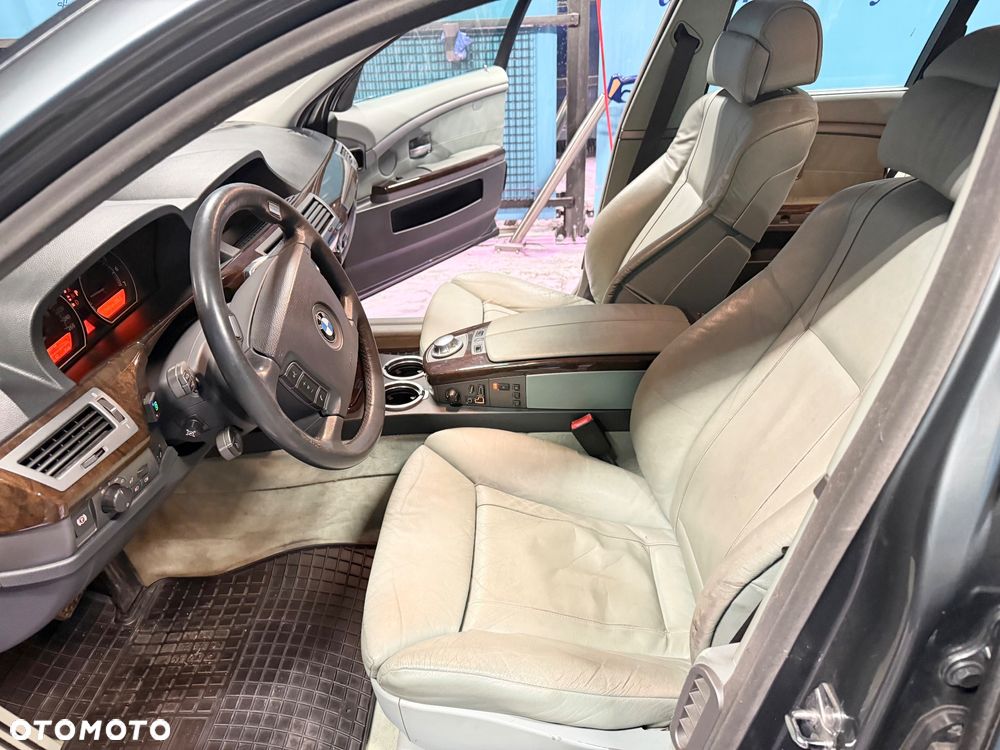 BMW Seria 7 745i - 21