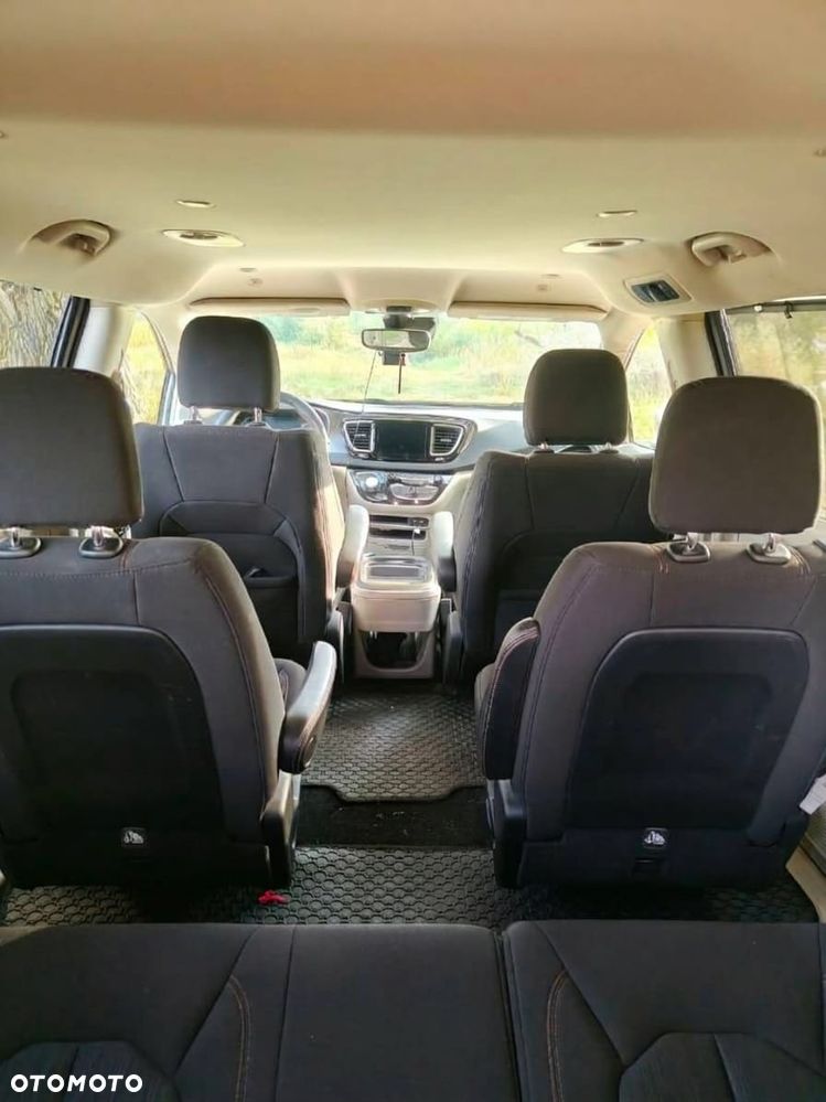Chrysler Pacifica - 8