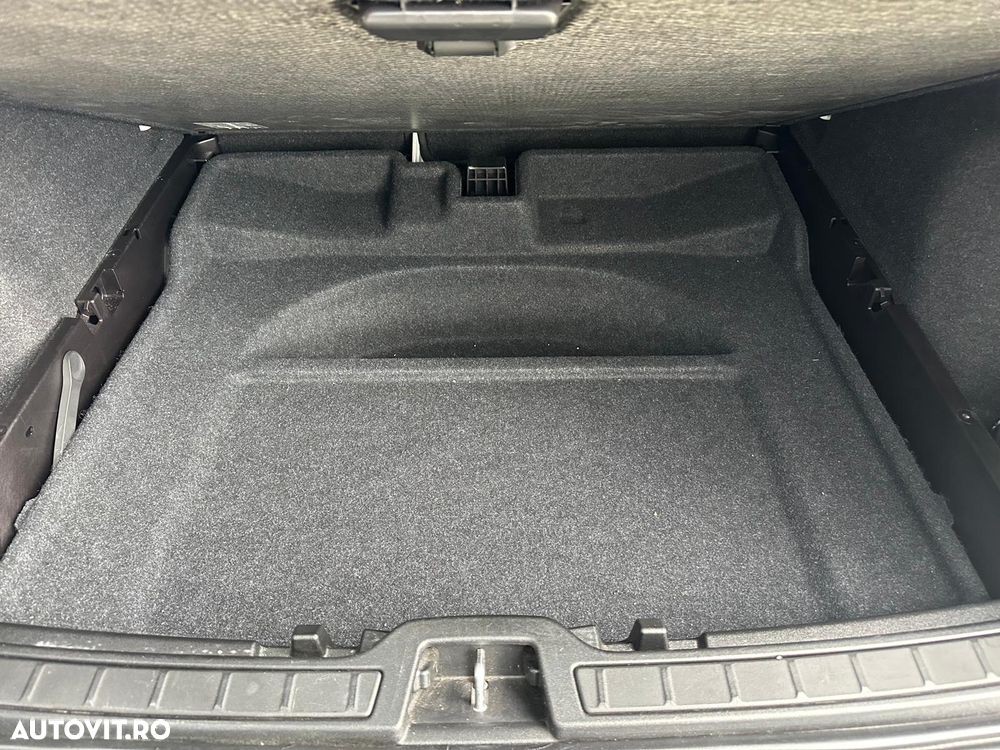 Volvo XC 40 B4 AT8 AWD Mild Hybrid Momentum Pro - 12