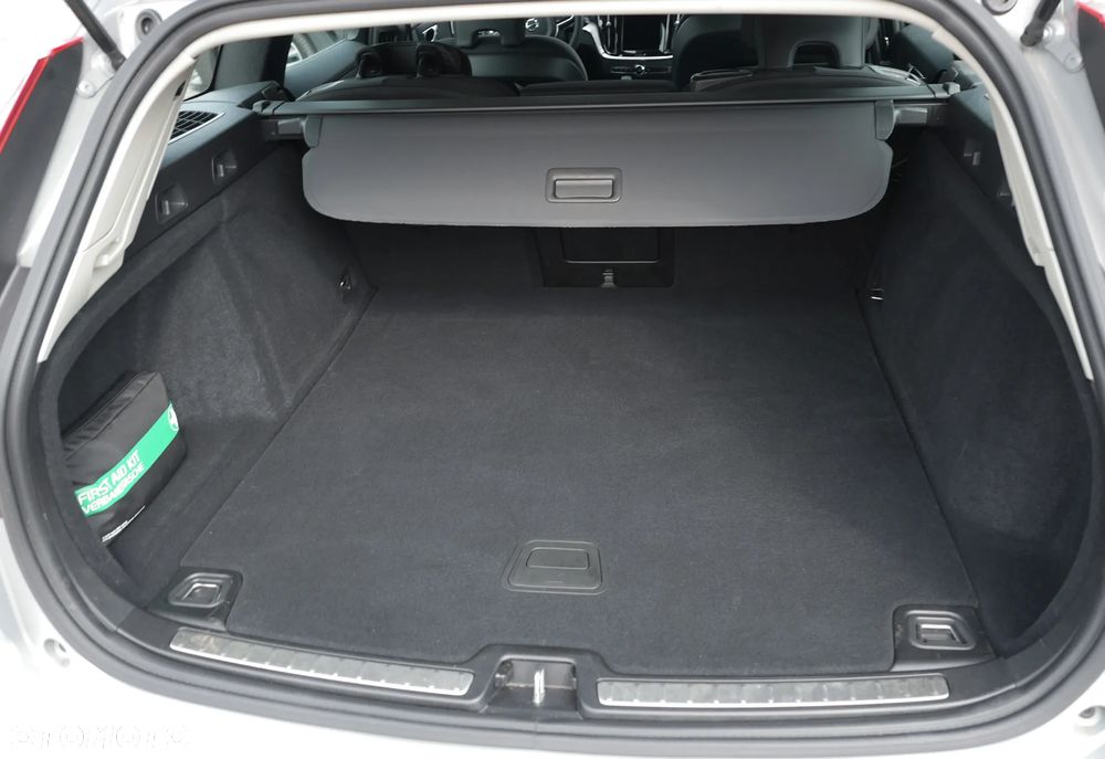 Volvo V60 B3 B DKG Momentum Pro - 24