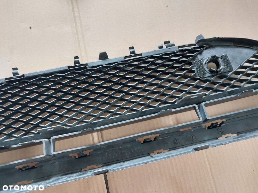 KRATKA ŚRODKOWA ZDERZAKA MERCEDES W213 213 AMG ORYGINAŁ - 9