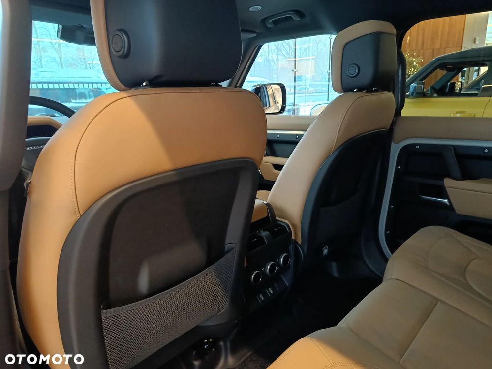 Land Rover Defender - 30