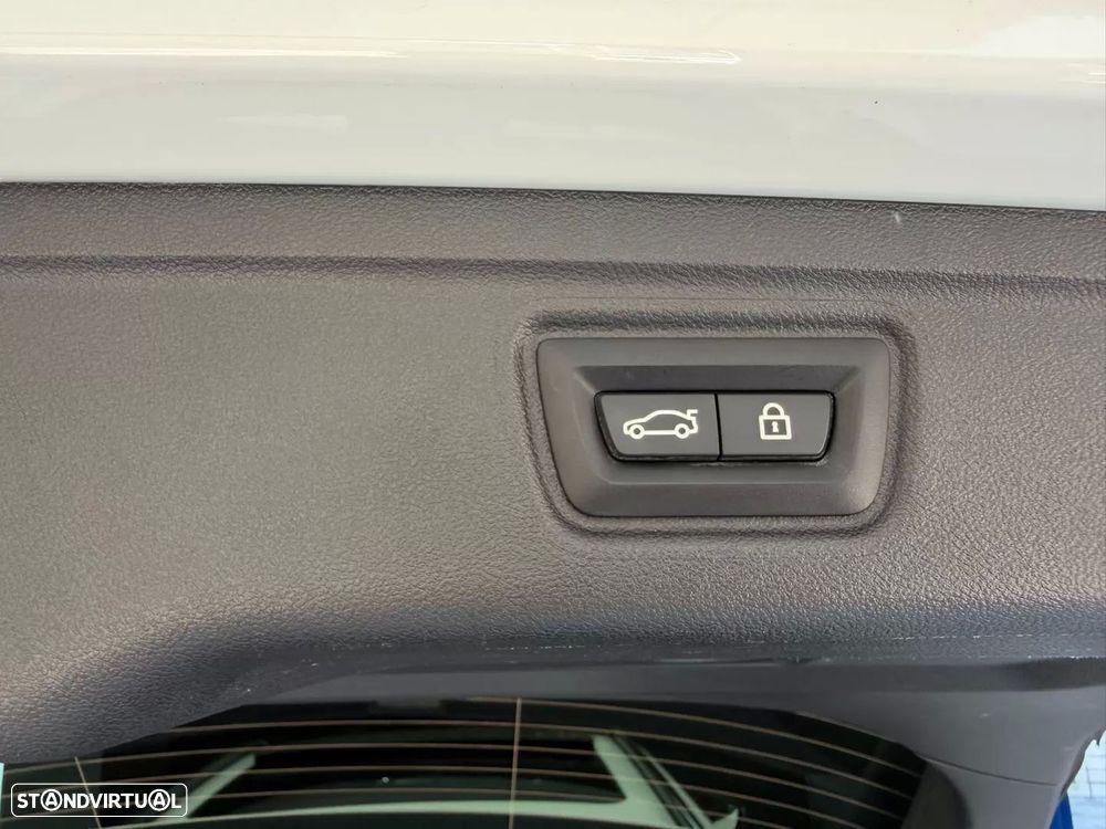 BMW 330 e Pack Desportivo M Auto - 26
