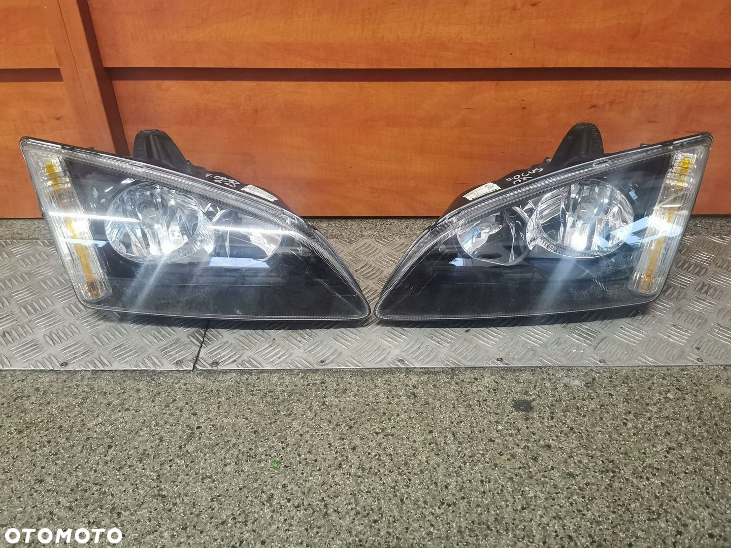 LAMPA LEWY PRZÓD FORD FOCUS MK2 UK 4M51-13W030-KB - 2